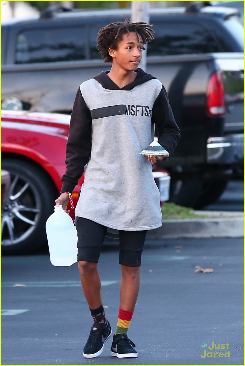 jaden smith carries pyramid to lunch 21