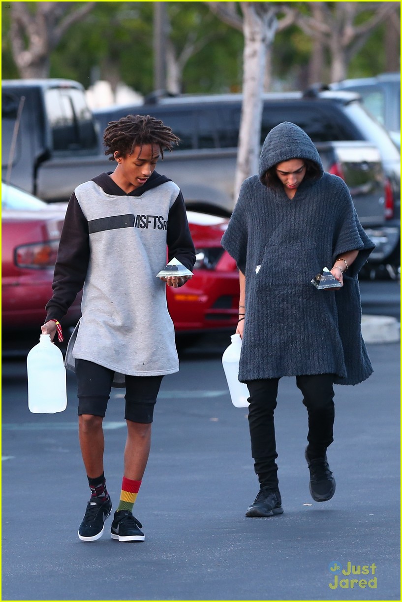 jaden smith carries pyramid to lunch 23