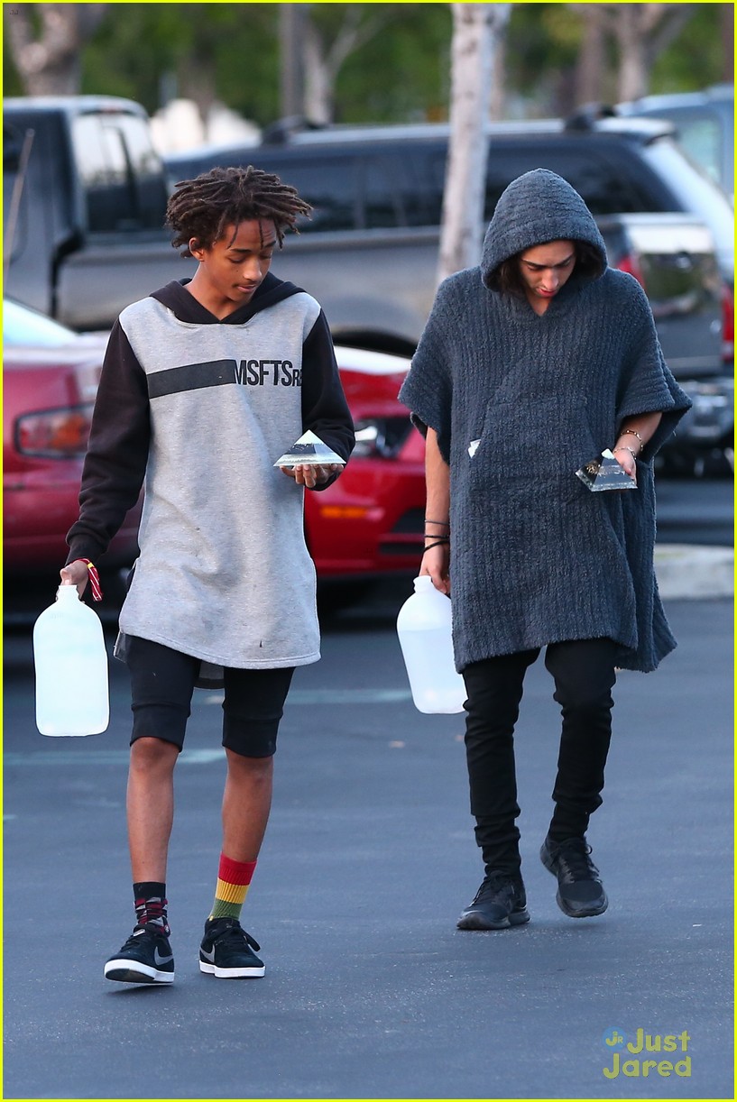 jaden smith carries pyramid to lunch 24