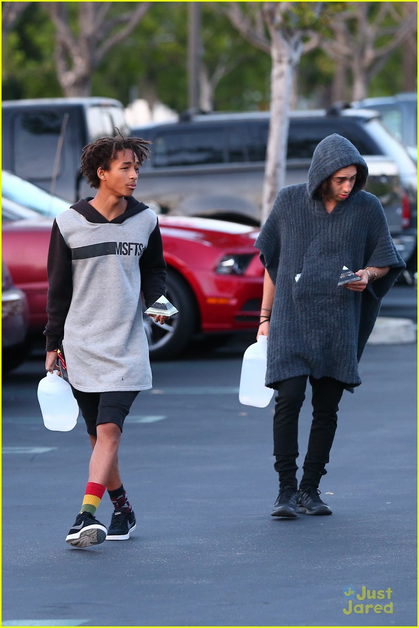 jaden smith carries pyramid to lunch 26