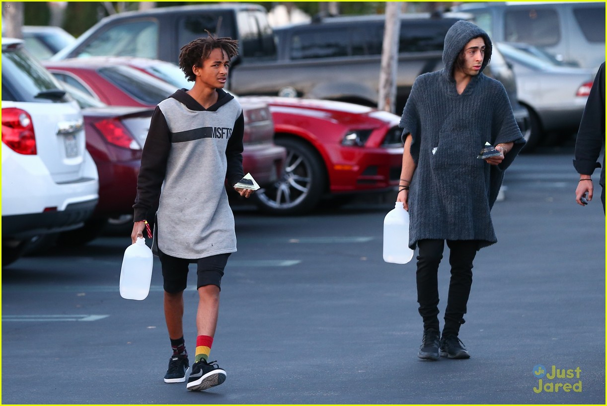 jaden smith carries pyramid to lunch 29