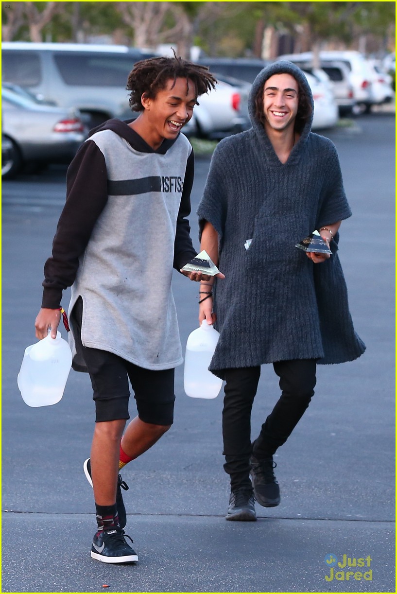 jaden smith carries pyramid to lunch 30