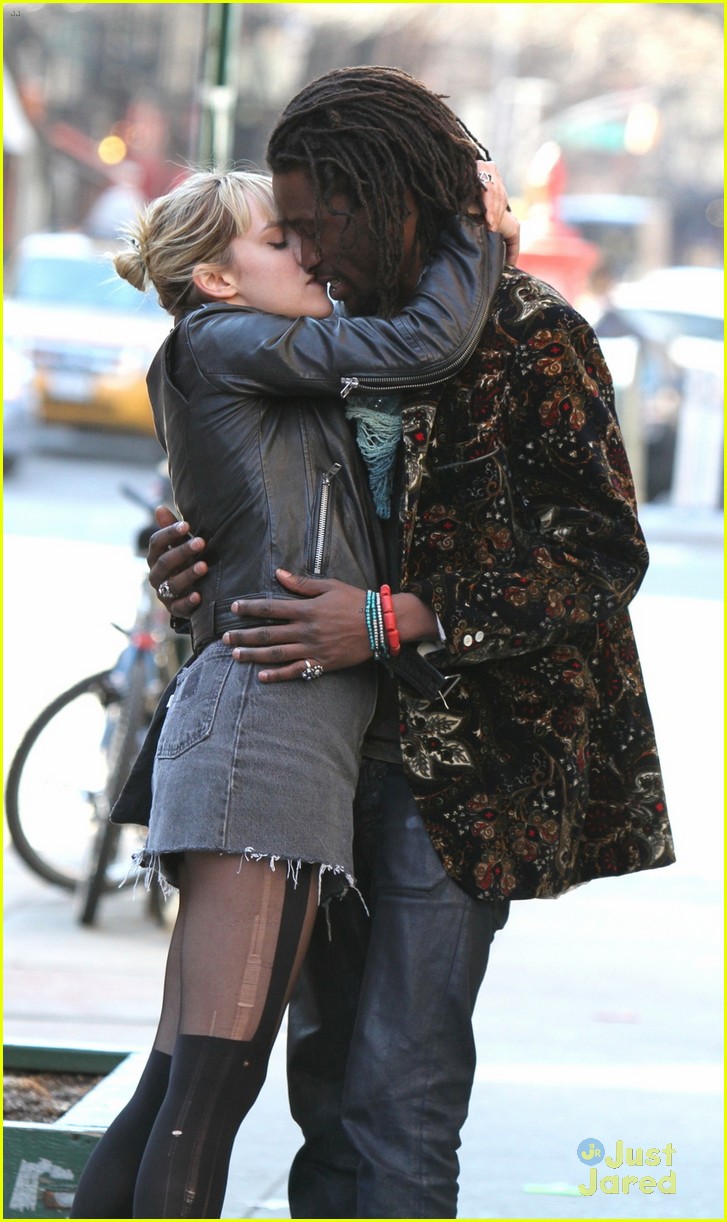jena malone makes out on streets of nyc 04