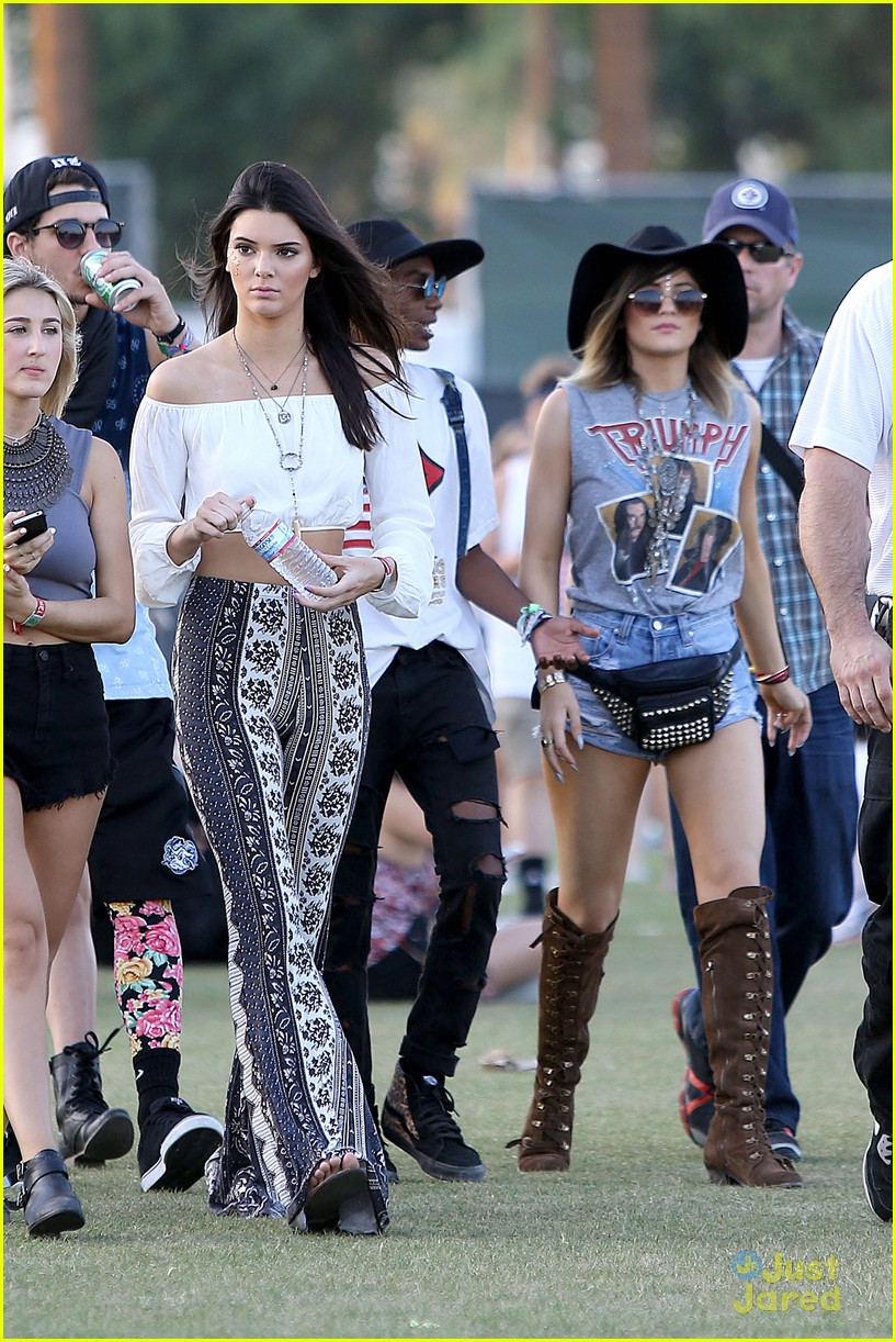 kendall and kylie jenner on an accesory hunt at coachella 201401