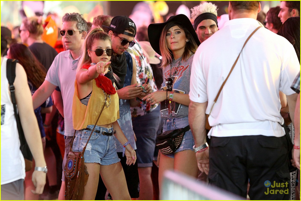 kendall and kylie jenner on an accesory hunt at coachella 201405
