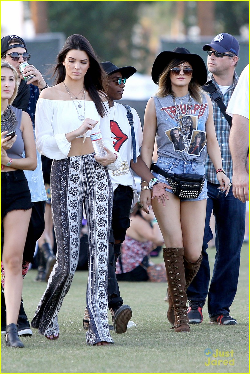 kendall and kylie jenner on an accesory hunt at coachella 201407