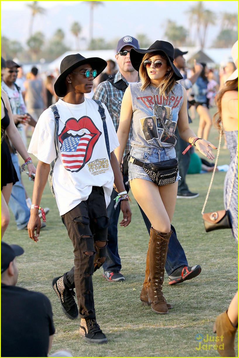 kendall and kylie jenner on an accesory hunt at coachella 201410