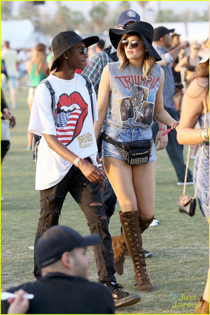 kendall and kylie jenner on an accesory hunt at coachella 201420