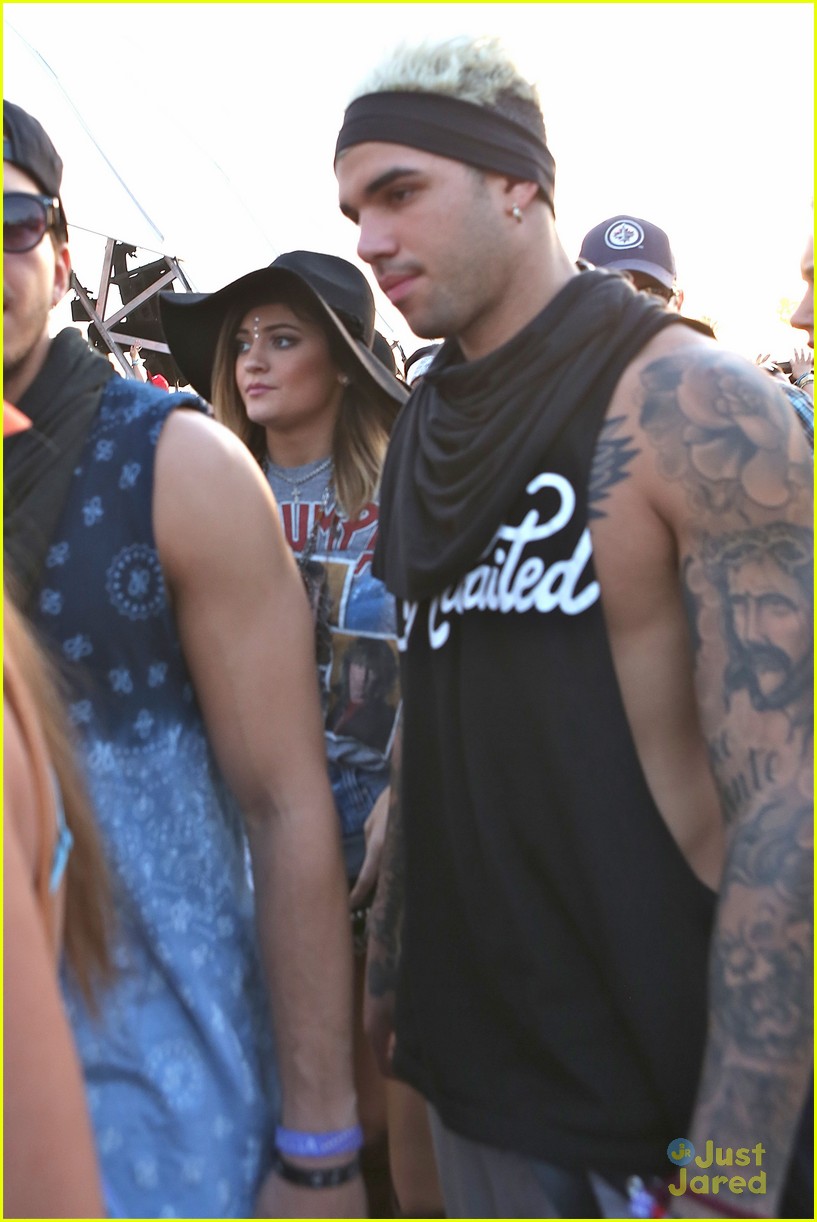 kendall and kylie jenner on an accesory hunt at coachella 201452
