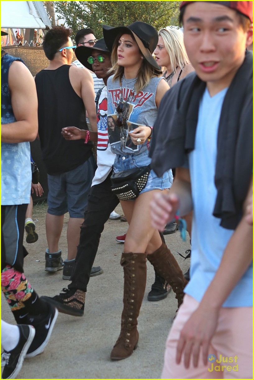 kendall and kylie jenner on an accesory hunt at coachella 201453