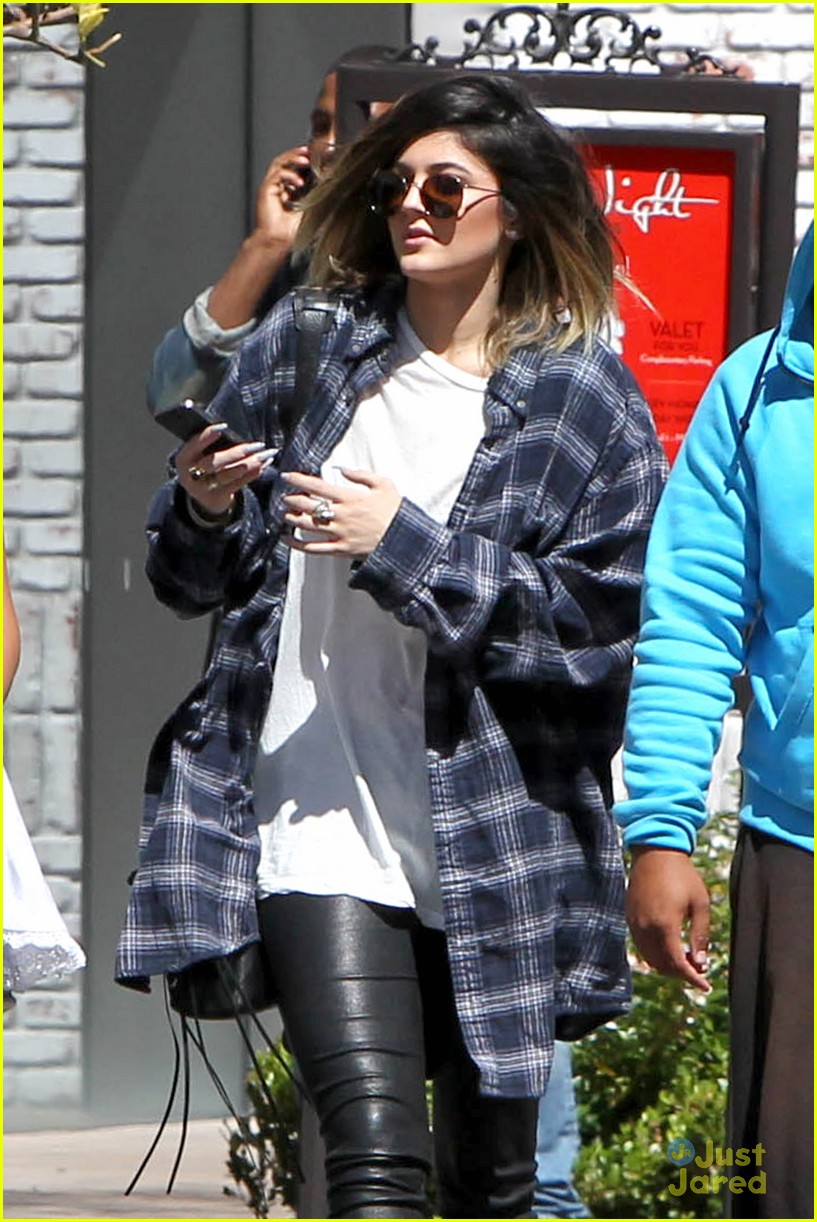 kendall jenner leaves nyc kylie jenner gas lunch 11