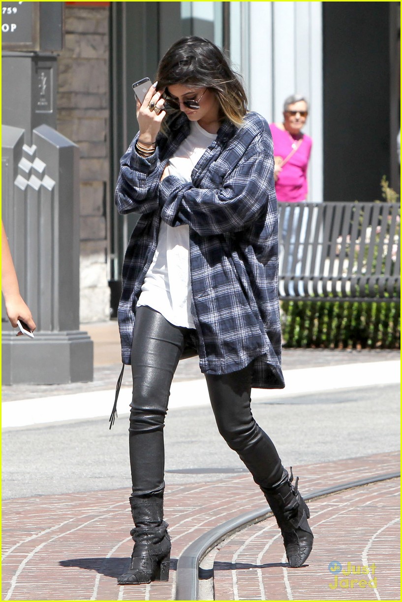 kendall jenner leaves nyc kylie jenner gas lunch 17