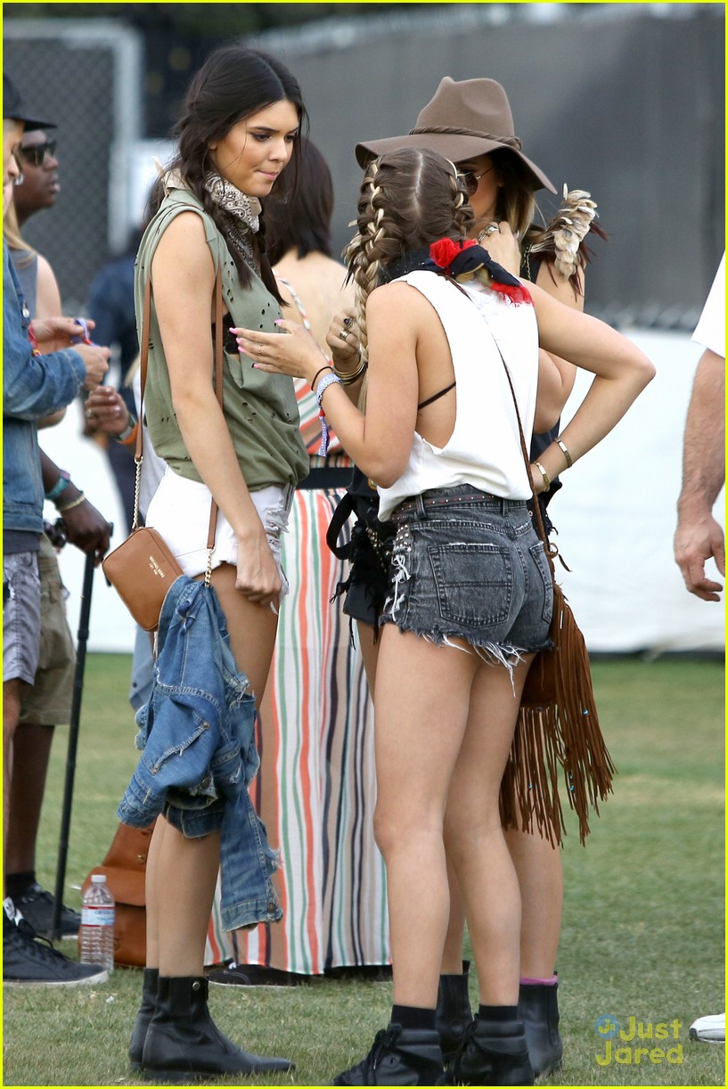 kendall and kylie jenner hang out with jaden and willow smith at coachella04