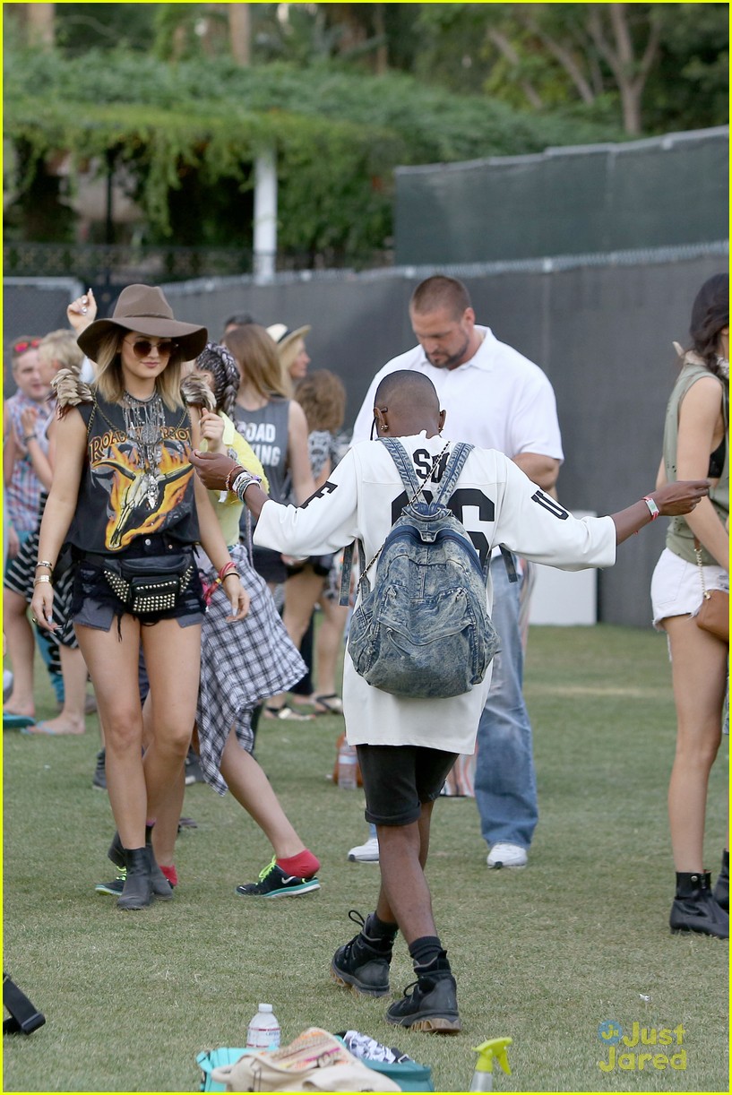 kendall and kylie jenner hang out with jaden and willow smith at coachella18