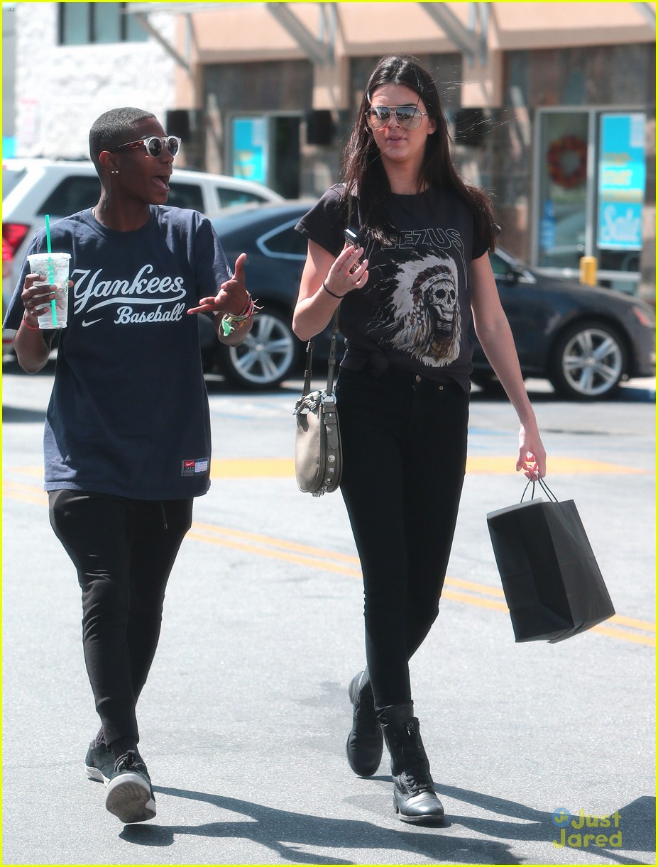 Kendall Jenner Shows Off Kanye West Support While Shopping Photo(02)