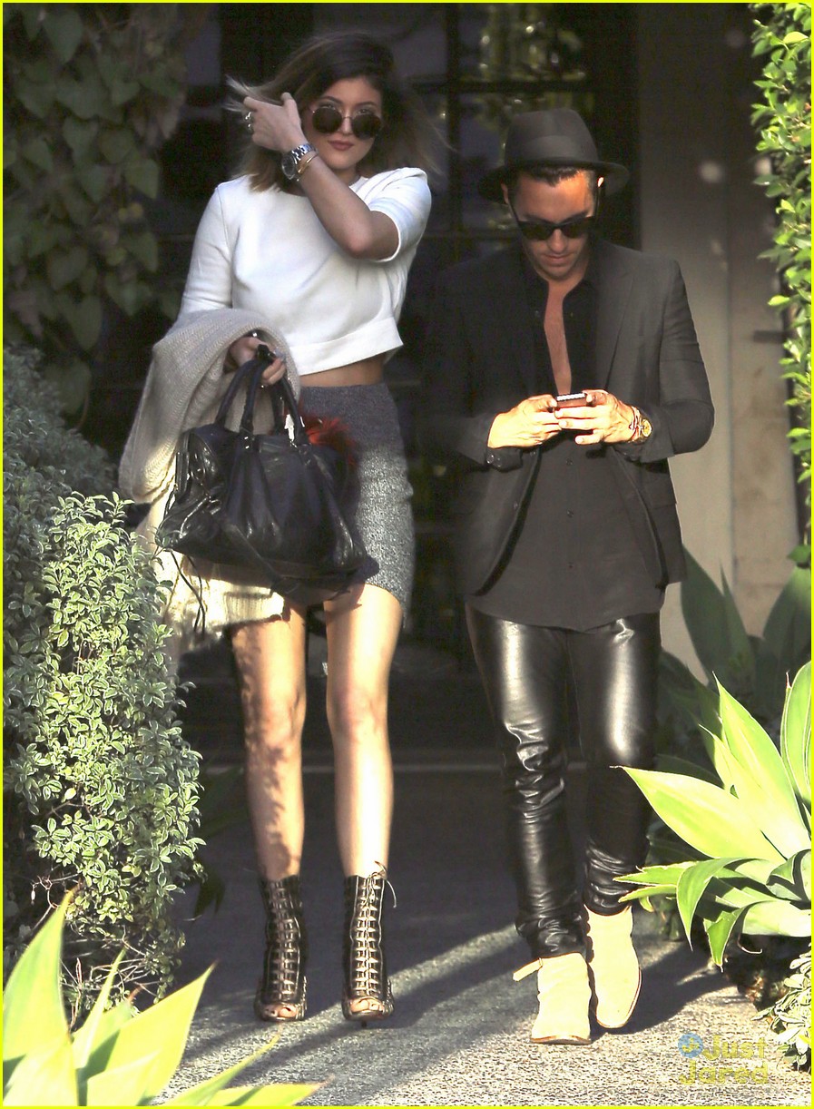 kendall jenner shows kanye west support shopping 27