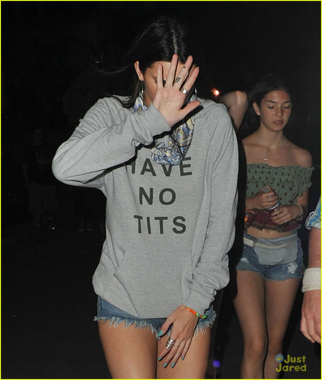 kendall jenner have no tits hoodie coachella 05
