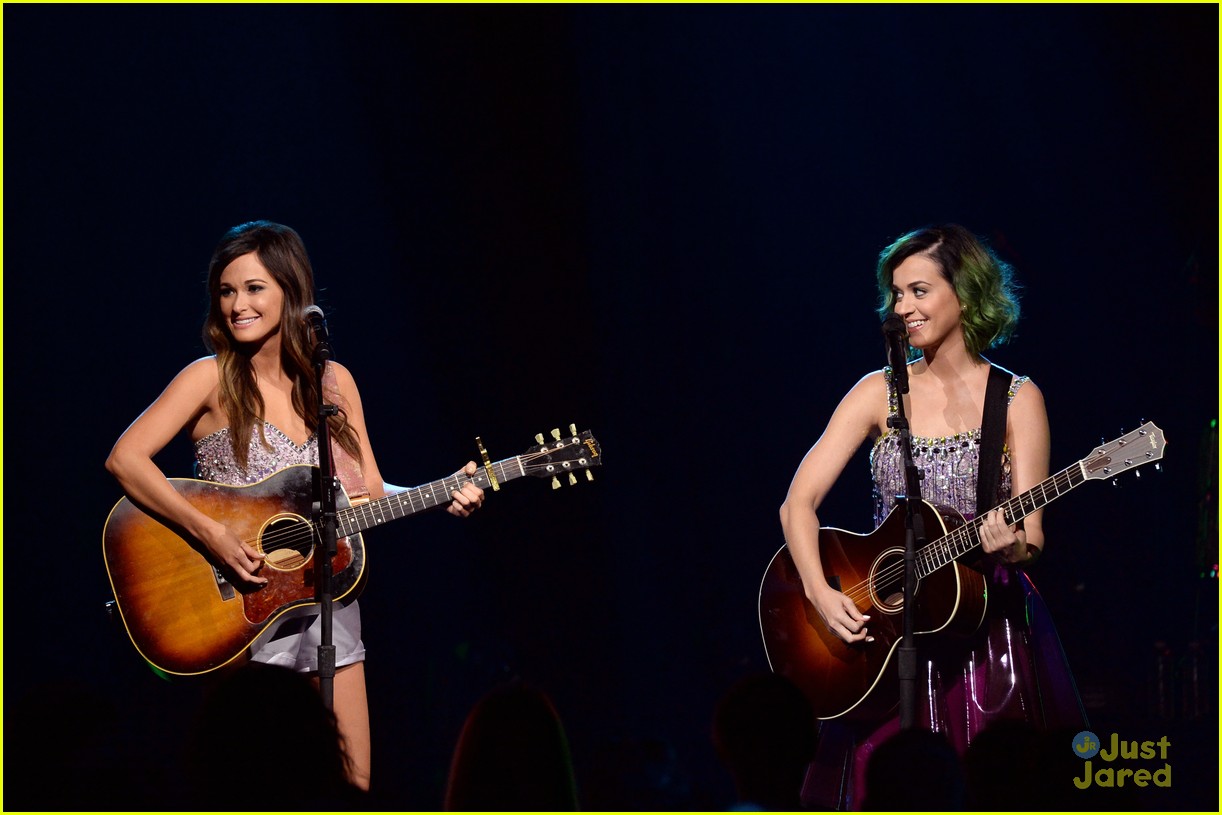 katy perry kacey musgraves belt it out at CMT crossroads06