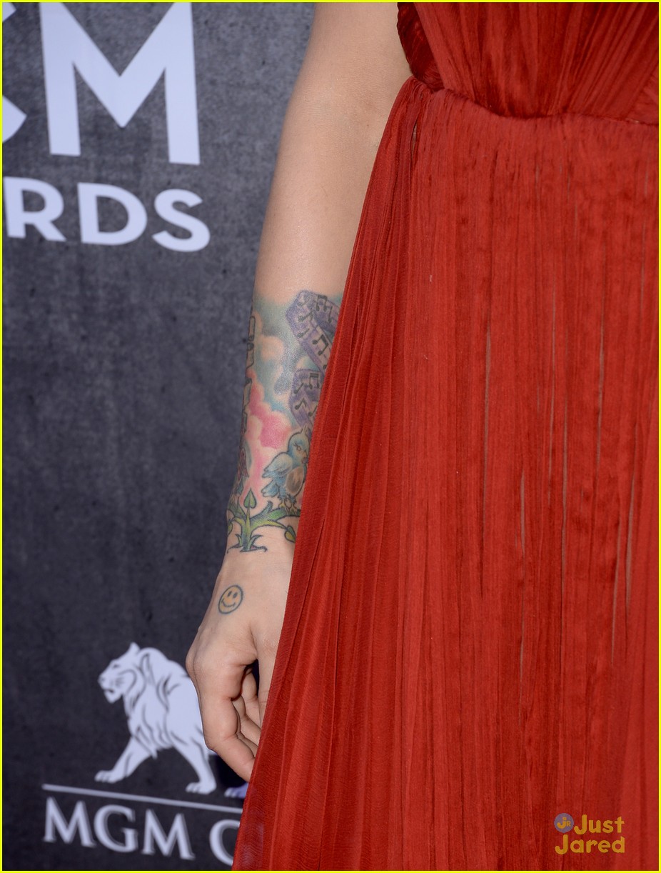 cassadee popes dress perfectly compliments red carpet at acm awards 2014 06