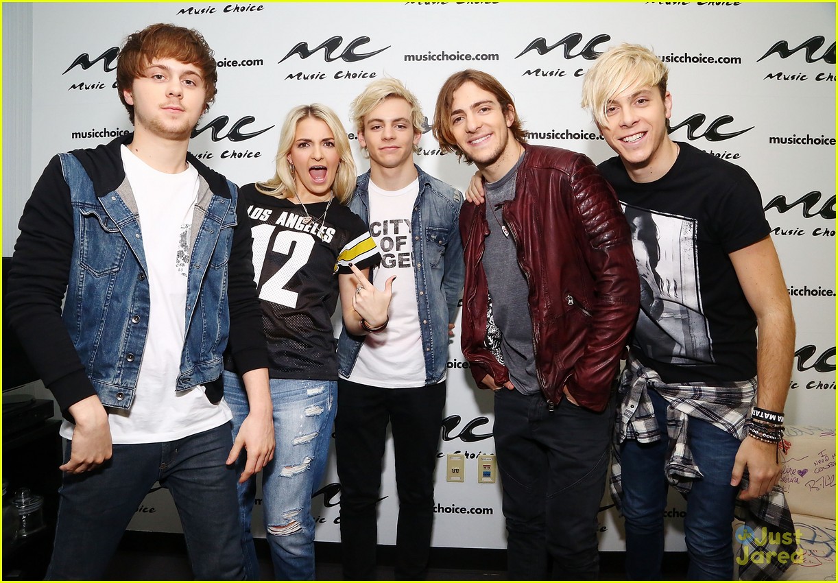 r5 jams out with some fans03