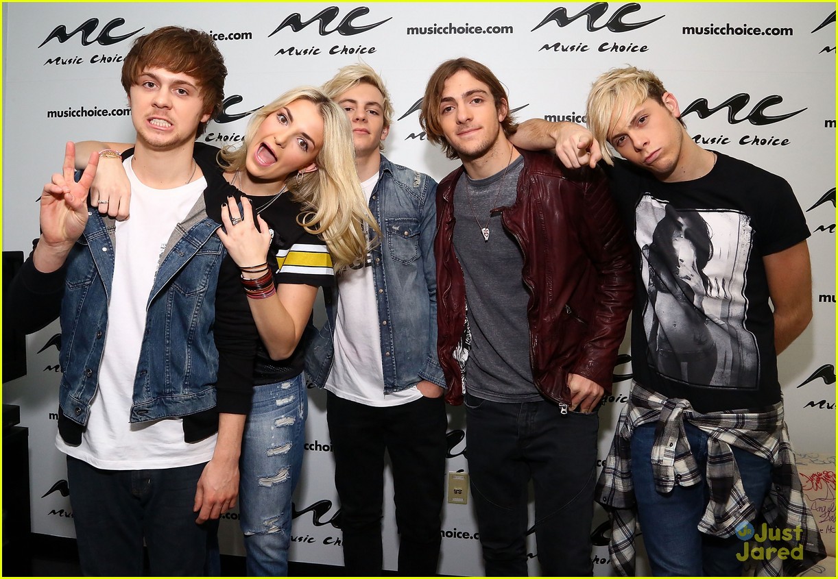 r5 jams out with some fans04