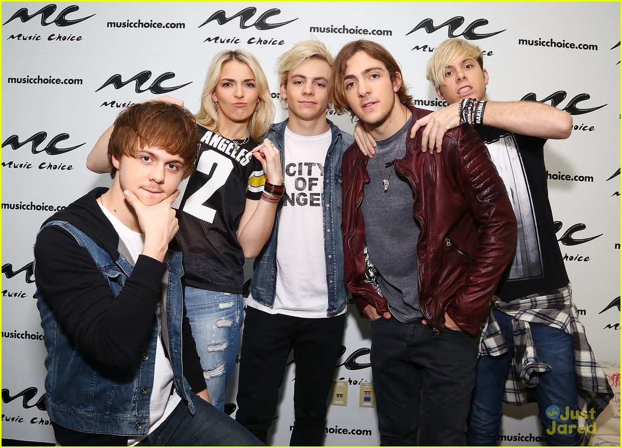 r5 jams out with some fans05