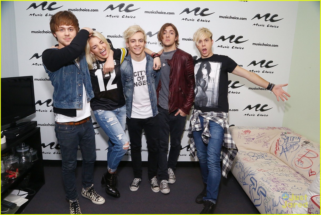 r5 jams out with some fans06