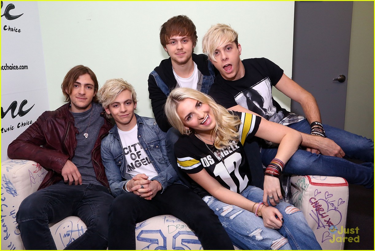 r5 jams out with some fans08