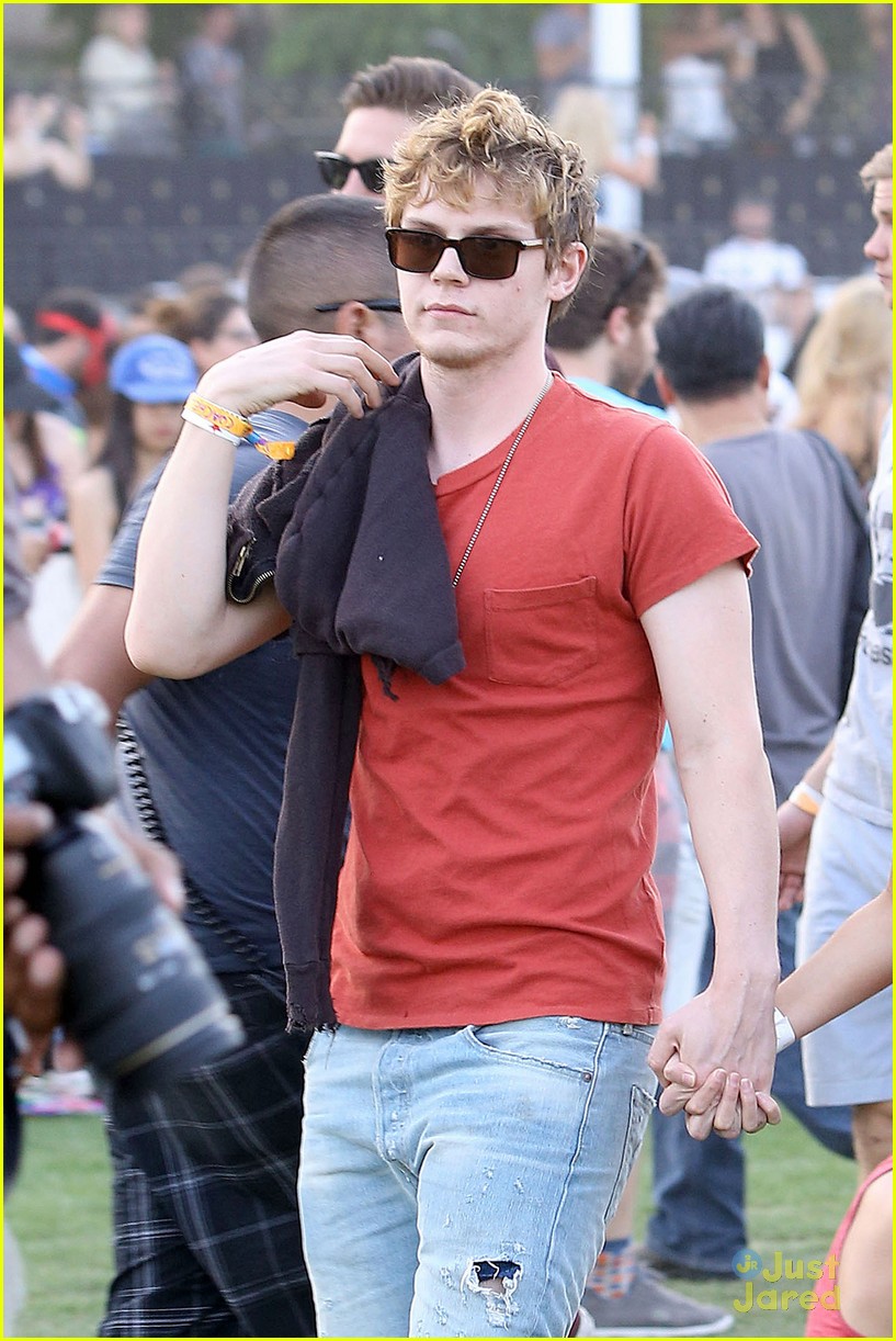 emma roberts and evan peters hold hands at coachella 201405