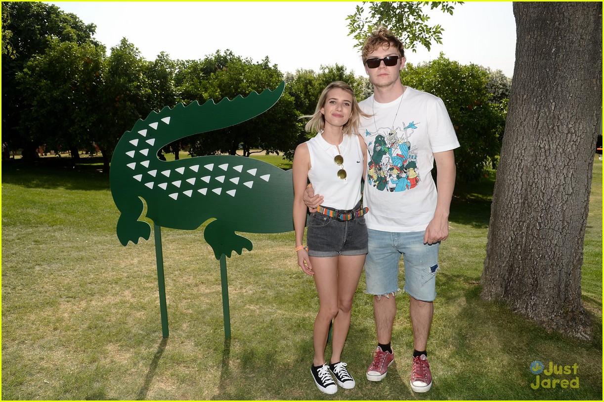 emma roberts and evan peters hold hands at coachella 201409