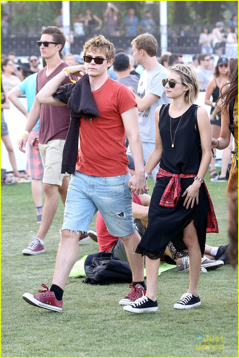 emma roberts and evan peters hold hands at coachella 201412