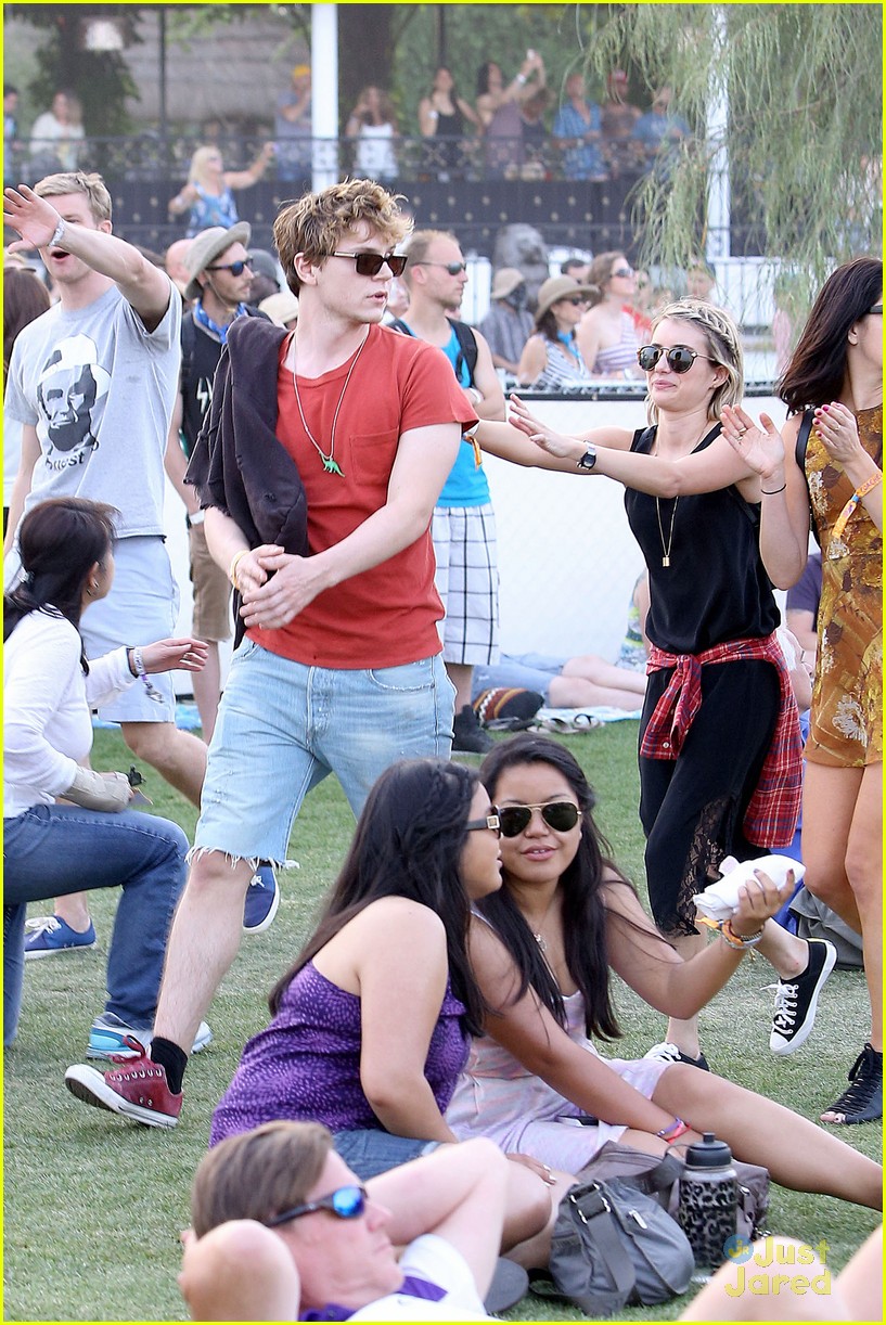 emma roberts and evan peters hold hands at coachella 201414