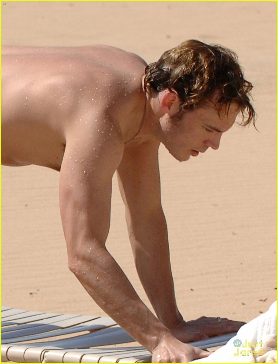 sam claflin shirtless at the beach 06