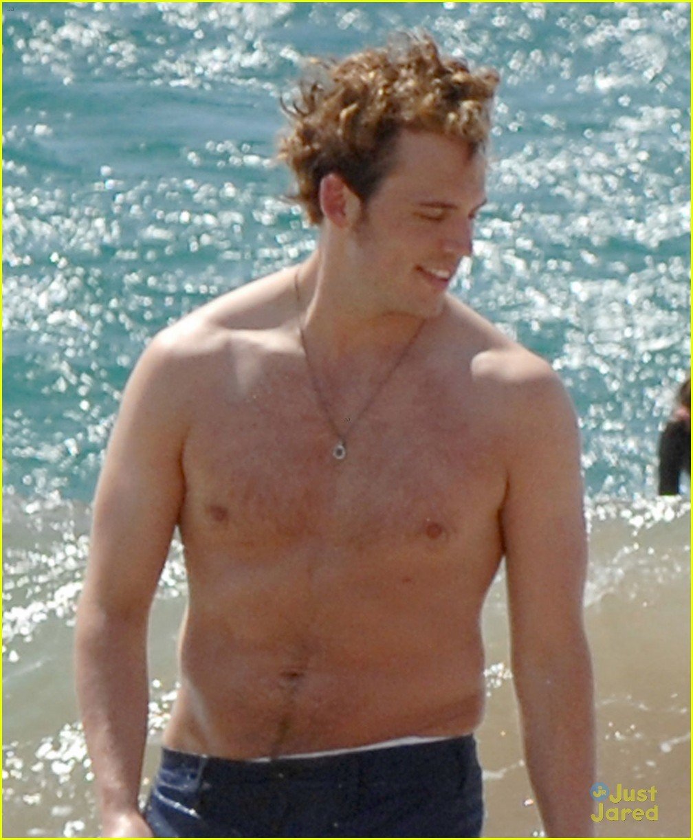 sam claflin shirtless at the beach 11