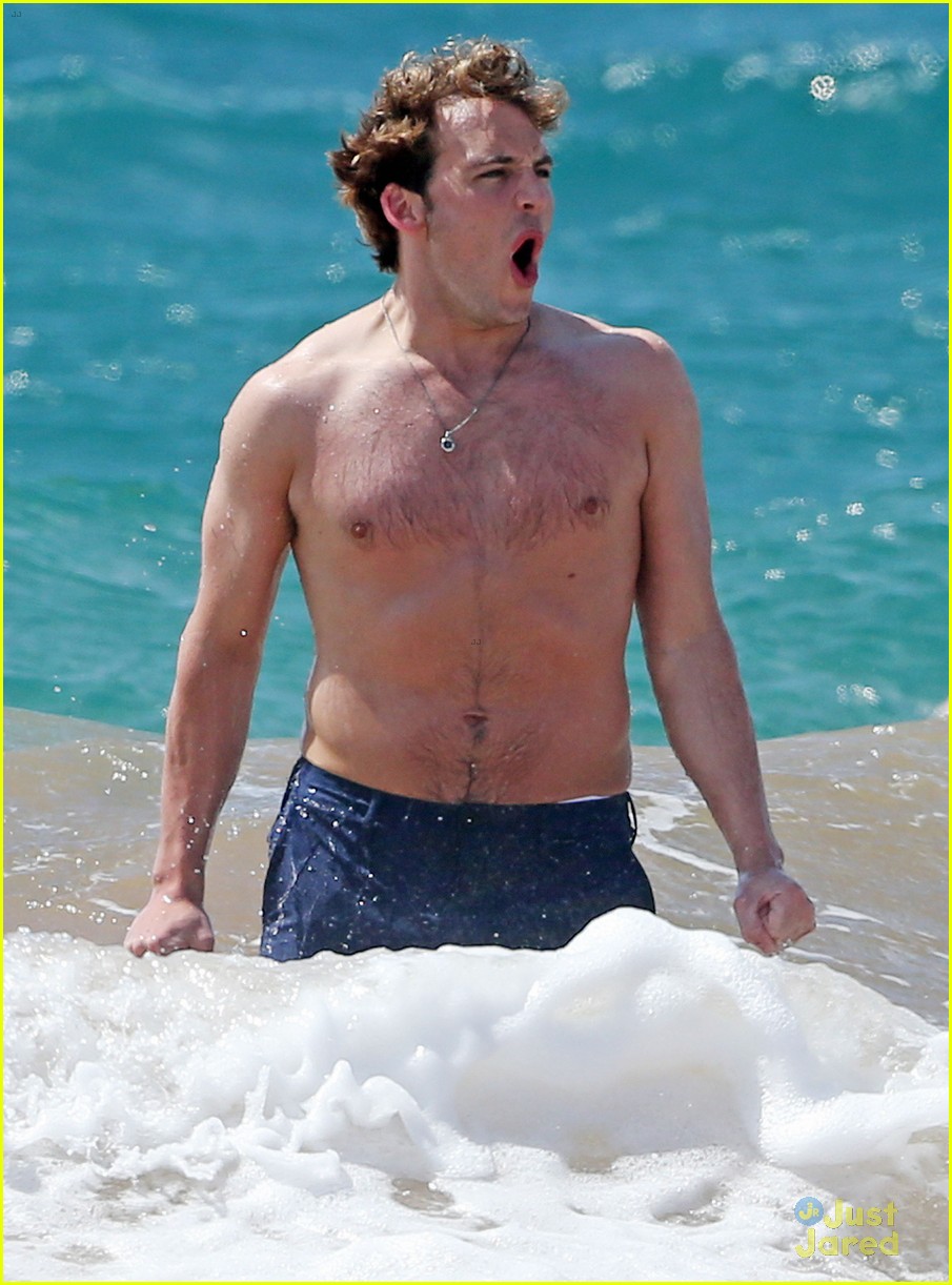 sam claflin shirtless at the beach 23