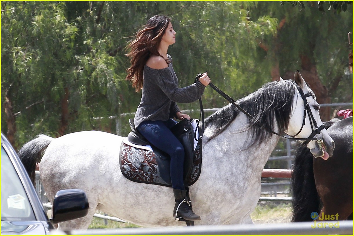 selena gomez horseback riding adventure 03