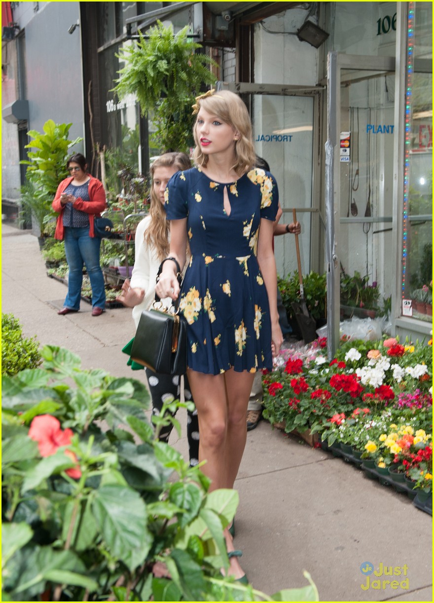 taylor swift earth day floral dress 07