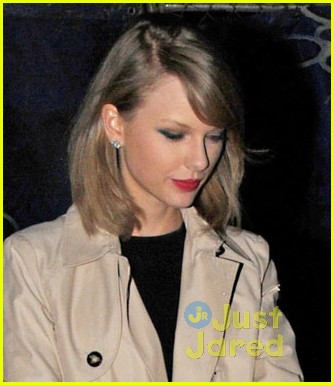 taylor swift shows off some leg after a night out01