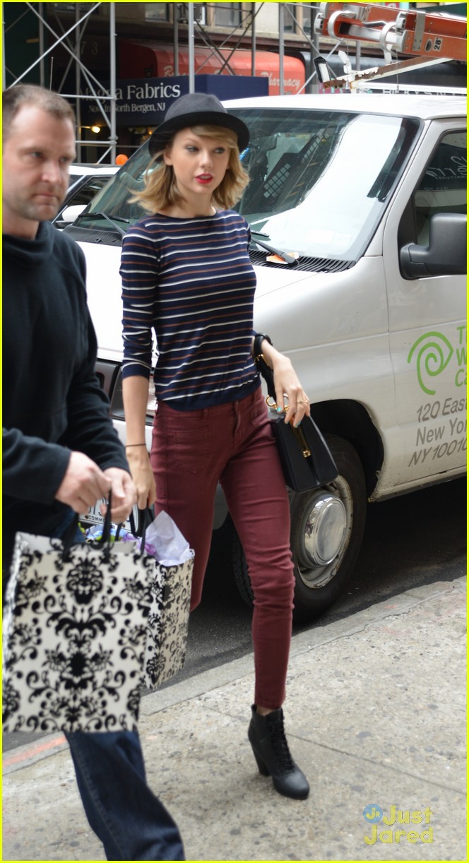 taylor swift more shopping nyc stripes 02