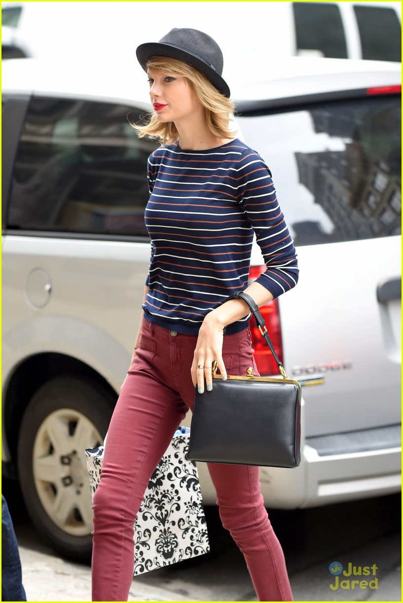 taylor swift more shopping nyc stripes 06