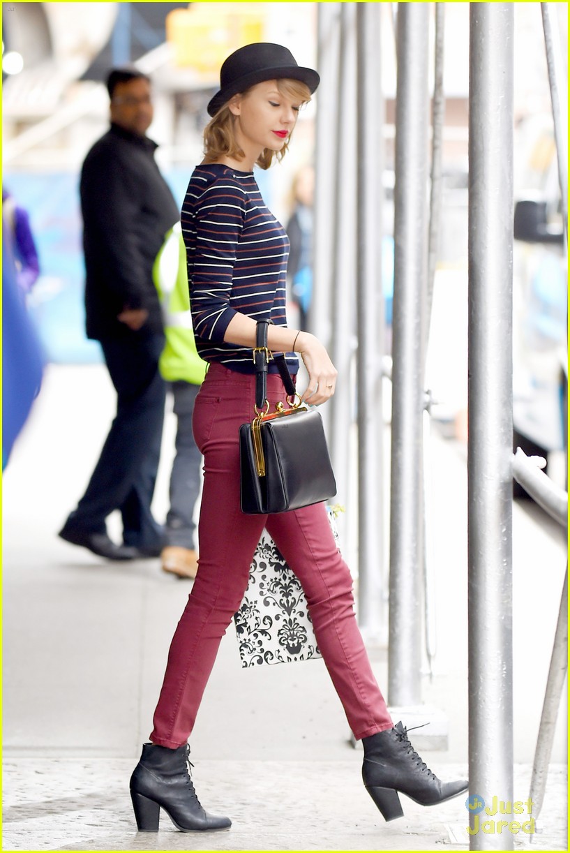 taylor swift more shopping nyc stripes 08