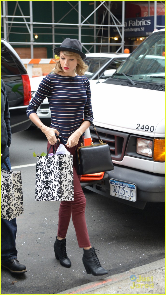 taylor swift more shopping nyc stripes 09