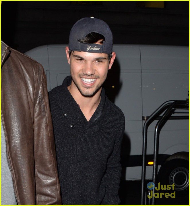 taylor lautner very happy girlfriend marie avgeropoulos 03