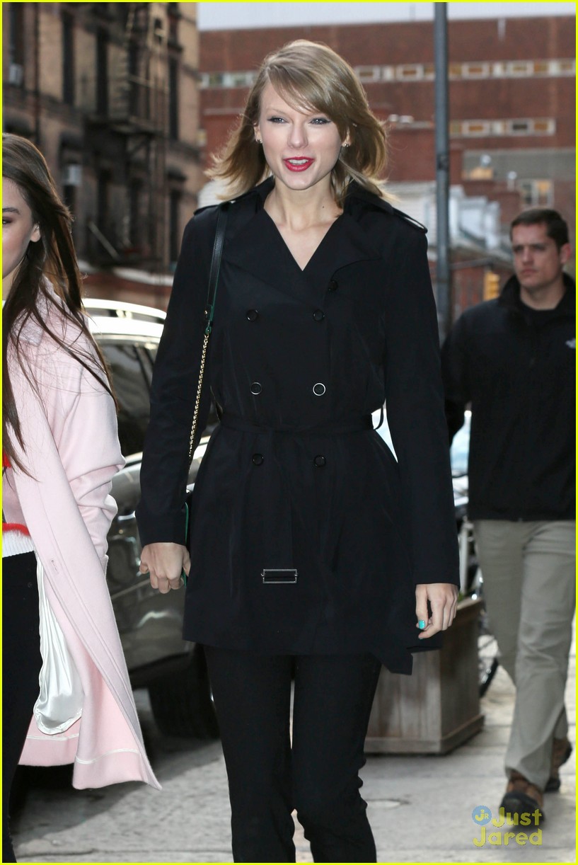 hailee steinfeld taylor swift hair problems windy nyc 05