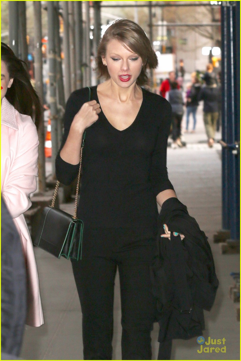 hailee steinfeld taylor swift hair problems windy nyc 08