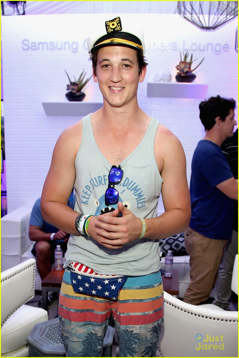 miles teller gets silly at coachella01