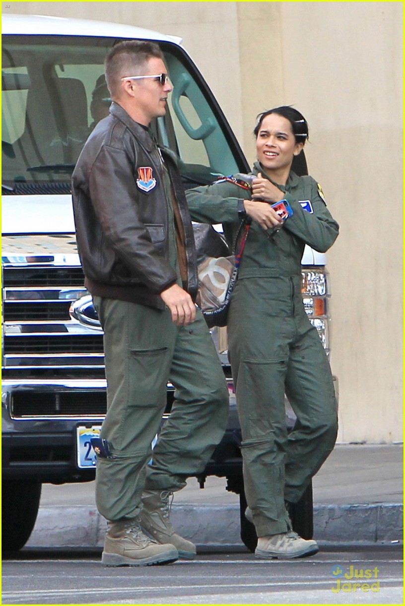 zoe kravitz makes a flgiht suit look really good 04
