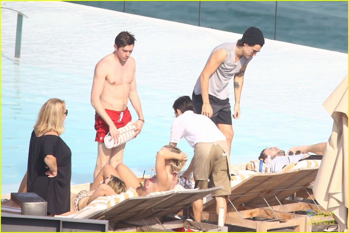 liam payne zayn malik lounge shirtless at the pool in rio 02