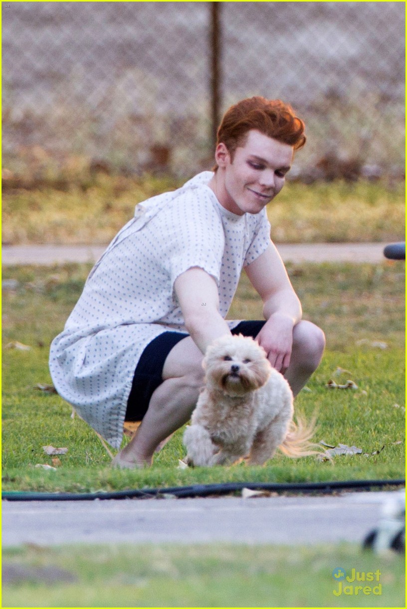 bella thorne cameron monaghan get silly amityville set 04