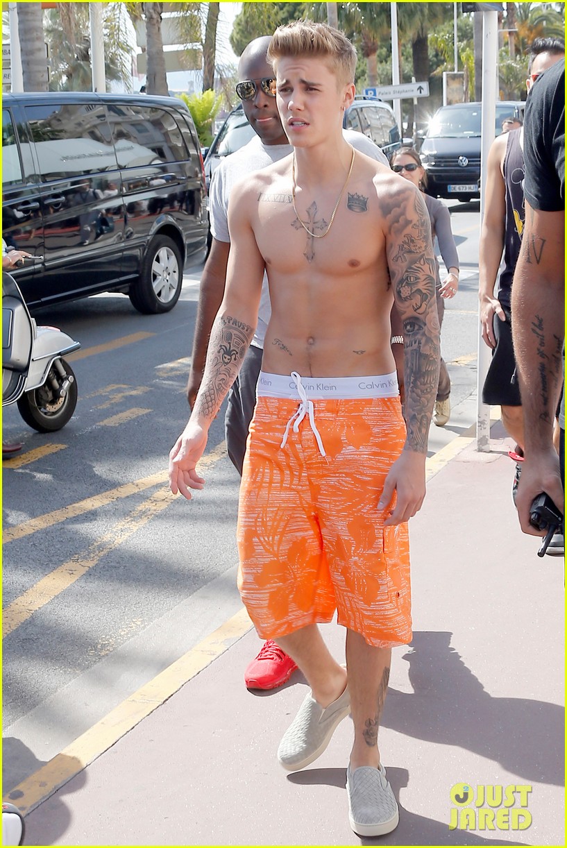 justin bieber continues going shirtless cannes 04